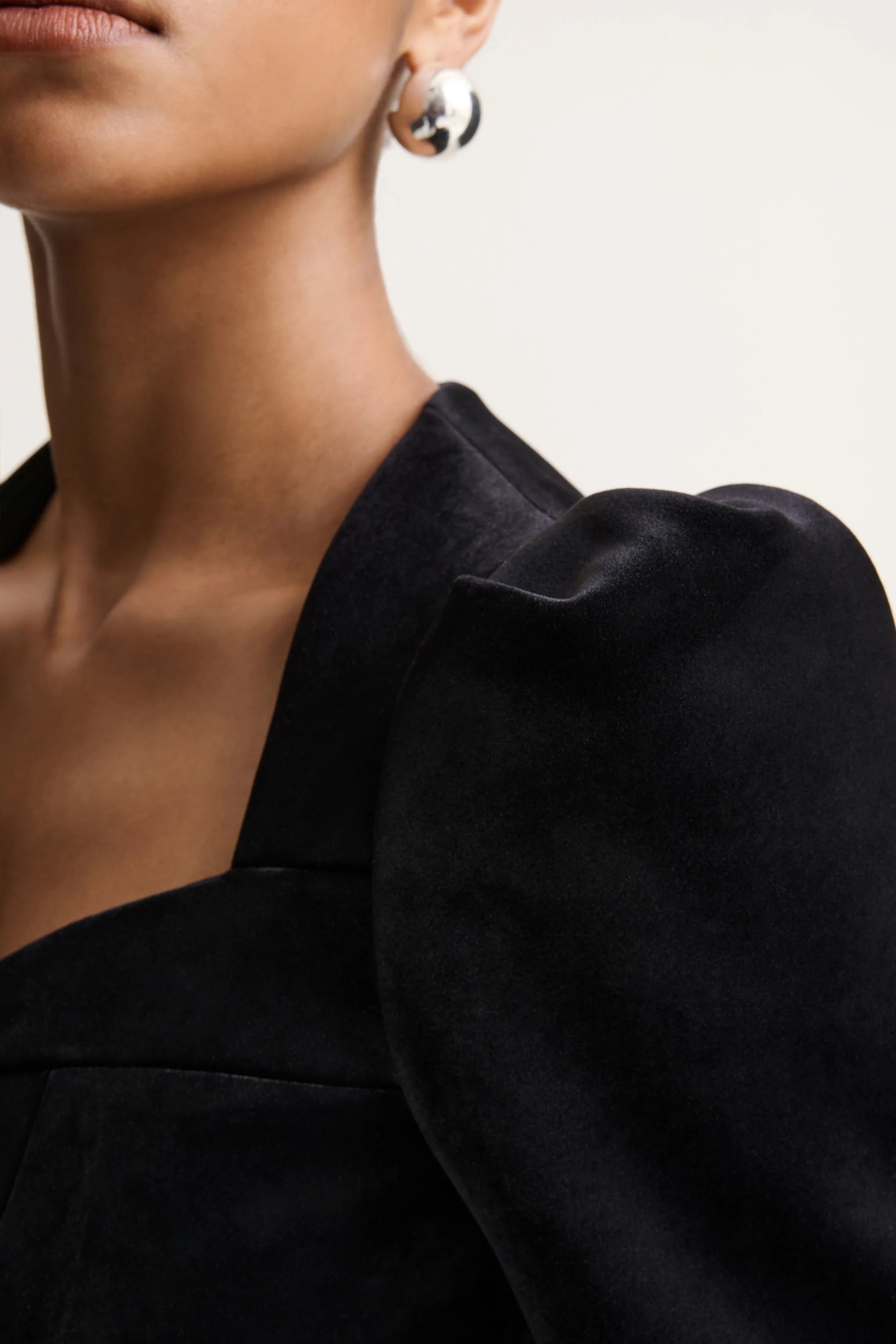 Friya | Black Velvet Sweetheart-Neck Tailored Mini Dress
